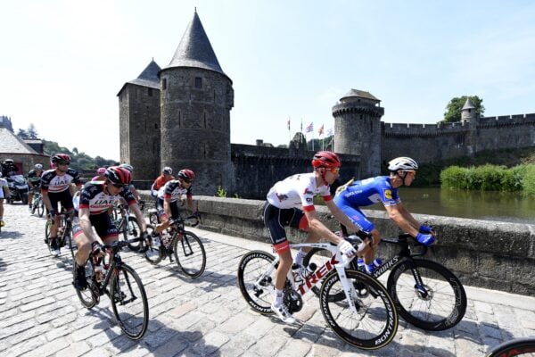 Tour de France 2026, Evenepoel conquista il Plateau de Solaison: Pogacar rafforza la maglia gialla, Vingegaard costretto al ritiro