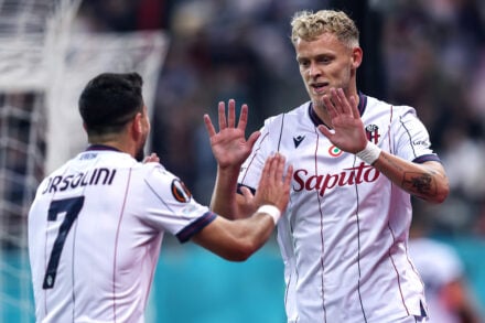 Serie A, Bologna corsaro nel derby con il Sassuolo: decide Dallinga. Il Pisa batte il Cagliari 3-1 e spera nella salvezza