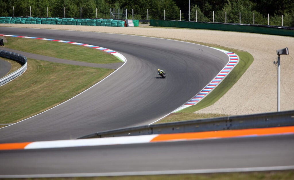 MotoGP Catalogna 2026, caos totale a Montmeló: Di Giannantonio trionfa dopo tre partenze e maxi incidenti