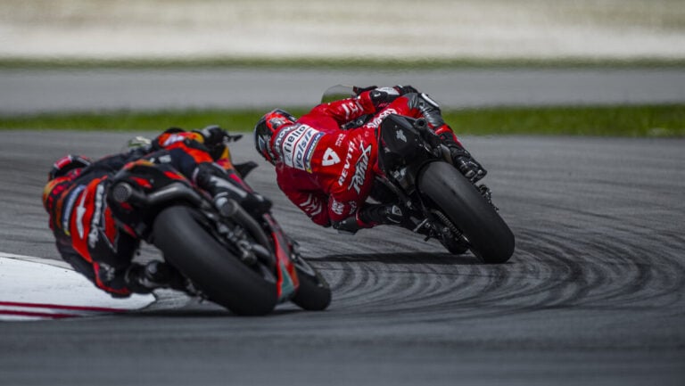 MotoGP, Raul Fernandez domina Silverstone: tris Aprilia con Martin e Bezzecchi sul podio